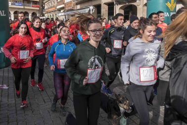 Los quintos nacidos en 1992 organizaron este sábado en Estella una marcha solidaria para ayudar a las familias de los niños Aiora y Yeray. Participaron en la carrera 302 corredores a los que se sumaron 30 de los jóvenes que forman parte de la Asociación Juvenil Quinta de Estella.