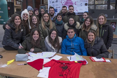 Los quintos nacidos en 1992 organizaron este sábado en Estella una marcha solidaria para ayudar a las familias de los niños Aiora y Yeray. Participaron en la carrera 302 corredores a los que se sumaron 30 de los jóvenes que forman parte de la Asociación Juvenil Quinta de Estella.