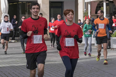 Los quintos nacidos en 1992 organizaron este sábado en Estella una marcha solidaria para ayudar a las familias de los niños Aiora y Yeray. Participaron en la carrera 302 corredores a los que se sumaron 30 de los jóvenes que forman parte de la Asociación Juvenil Quinta de Estella.