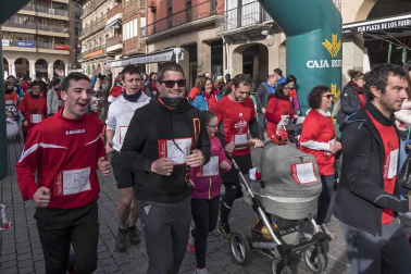 Los quintos nacidos en 1992 organizaron este sábado en Estella una marcha solidaria para ayudar a las familias de los niños Aiora y Yeray. Participaron en la carrera 302 corredores a los que se sumaron 30 de los jóvenes que forman parte de la Asociación Juvenil Quinta de Estella.