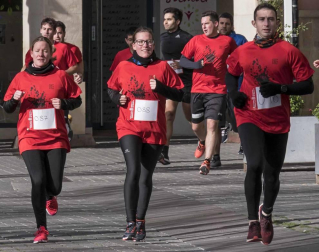 Los quintos nacidos en 1992 organizaron este sábado en Estella una marcha solidaria para ayudar a las familias de los niños Aiora y Yeray. Participaron en la carrera 302 corredores a los que se sumaron 30 de los jóvenes que forman parte de la Asociación Juvenil Quinta de Estella.