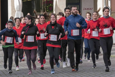 Los quintos nacidos en 1992 organizaron este sábado en Estella una marcha solidaria para ayudar a las familias de los niños Aiora y Yeray. Participaron en la carrera 302 corredores a los que se sumaron 30 de los jóvenes que forman parte de la Asociación Juvenil Quinta de Estella.