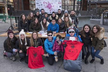 Los quintos nacidos en 1992 organizaron este sábado en Estella una marcha solidaria para ayudar a las familias de los niños Aiora y Yeray. Participaron en la carrera 302 corredores a los que se sumaron 30 de los jóvenes que forman parte de la Asociación Juvenil Quinta de Estella.