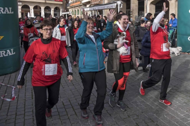 Los quintos nacidos en 1992 organizaron este sábado en Estella una marcha solidaria para ayudar a las familias de los niños Aiora y Yeray. Participaron en la carrera 302 corredores a los que se sumaron 30 de los jóvenes que forman parte de la Asociación Juvenil Quinta de Estella.
