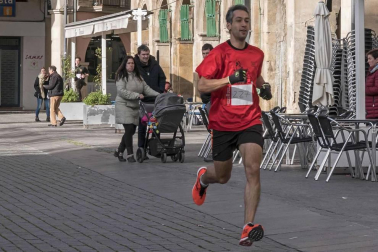 Los quintos nacidos en 1992 organizaron este sábado en Estella una marcha solidaria para ayudar a las familias de los niños Aiora y Yeray. Participaron en la carrera 302 corredores a los que se sumaron 30 de los jóvenes que forman parte de la Asociación Juvenil Quinta de Estella.