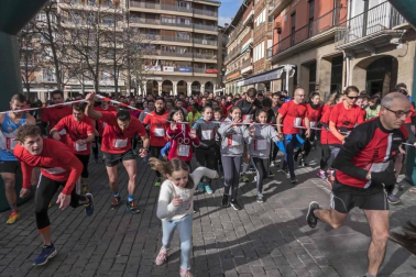 Los quintos nacidos en 1992 organizaron este sábado en Estella una marcha solidaria para ayudar a las familias de los niños Aiora y Yeray. Participaron en la carrera 302 corredores a los que se sumaron 30 de los jóvenes que forman parte de la Asociación Juvenil Quinta de Estella.