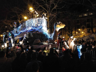 Los tres Reyes Magos en una sola carroza.