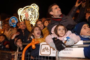 Niños esperando en la Cabalgata de Pamplona