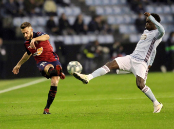 Roberto Torres y Pione Sisto, en el partido Celta-Osasuna.
