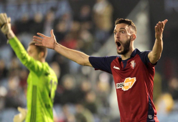 Roberto Torres protesta al colegiado en el partido Celta-Osasuna.