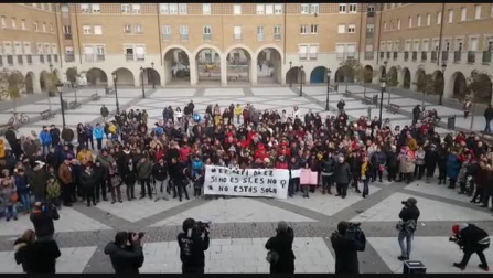 Concentración en Orkoien para rechazar la agresión sexual contra una vecina