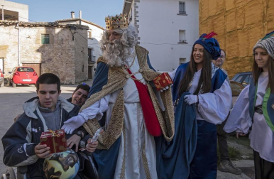 Fotos de las Cabalgatas de sus Majestades los Reyes Magos de Oriente en varias localidades de Tierra Estella como Ayegui, Azagra, Echávarri, Larrión, Mendavia y San Adrián.