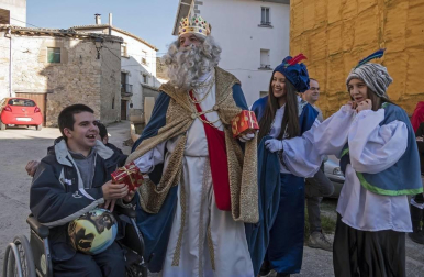 Fotos de las Cabalgatas de sus Majestades los Reyes Magos de Oriente en varias localidades de Tierra Estella como Ayegui, Azagra, Echávarri, Larrión, Mendavia y San Adrián.
