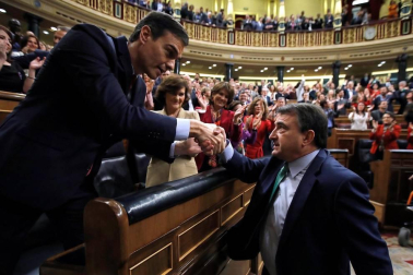 Pedro Sánchez, investido presidente del Gobierno tras la votación más ajustada desde la Transición