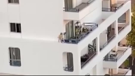 Una niña de 7 años corretea por la cornisa de un cuarto piso en Adeje, Tenerife