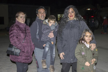 El pasado fin de semana, pequeños y mayores salieron a las calles de la localidad navarra de Allo para arropar a sus Reyes Magos. Los caramelos y las sonrisas volaron por los aires un año más para felicidad de todos y los niños volvieron a sus casas con los brazos cargados y los corazones llenos de ilusiones.