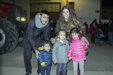 El pasado fin de semana, pequeños y mayores salieron a las calles de la localidad navarra de Allo para arropar a sus Reyes Magos. Los caramelos y las sonrisas volaron por los aires un año más para felicidad de todos y los niños volvieron a sus casas con los brazos cargados y los corazones llenos de ilusiones.