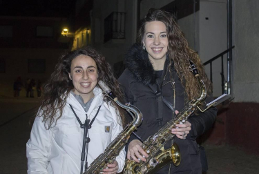 El pasado fin de semana, pequeños y mayores salieron a las calles de la localidad navarra de Allo para arropar a sus Reyes Magos. Los caramelos y las sonrisas volaron por los aires un año más para felicidad de todos y los niños volvieron a sus casas con los brazos cargados y los corazones llenos de ilusiones.