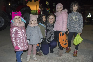 El pasado fin de semana, pequeños y mayores salieron a las calles de la localidad navarra de Allo para arropar a sus Reyes Magos. Los caramelos y las sonrisas volaron por los aires un año más para felicidad de todos y los niños volvieron a sus casas con los brazos cargados y los corazones llenos de ilusiones.