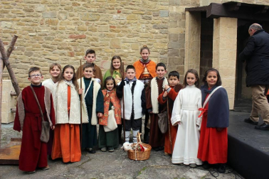 Sangüesa cumplió un año más con la tradición y celebró el Auto de los Reyes Magos la mañana del 6 de enero. Esta escenificación, declarada Fiesta de Interés Turístico de Navarra, relata la llegada real con una serie de versos escritos en el año 1900.