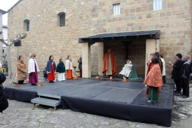 Sangüesa cumplió un año más con la tradición y celebró el Auto de los Reyes Magos la mañana del 6 de enero. Esta escenificación, declarada Fiesta de Interés Turístico de Navarra, relata la llegada real con una serie de versos escritos en el año 1900.