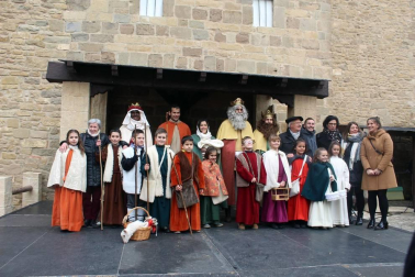 Sangüesa cumplió un año más con la tradición y celebró el Auto de los Reyes Magos la mañana del 6 de enero. Esta escenificación, declarada Fiesta de Interés Turístico de Navarra, relata la llegada real con una serie de versos escritos en el año 1900.