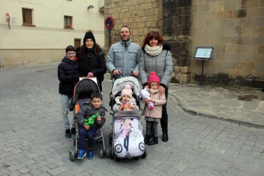 Sangüesa cumplió un año más con la tradición y celebró el Auto de los Reyes Magos la mañana del 6 de enero. Esta escenificación, declarada Fiesta de Interés Turístico de Navarra, relata la llegada real con una serie de versos escritos en el año 1900.