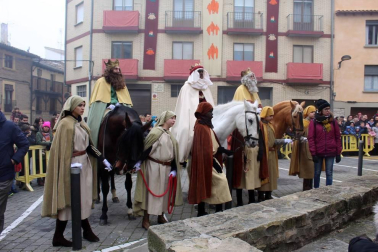 Sangüesa cumplió un año más con la tradición y celebró el Auto de los Reyes Magos la mañana del 6 de enero. Esta escenificación, declarada Fiesta de Interés Turístico de Navarra, relata la llegada real con una serie de versos escritos en el año 1900.