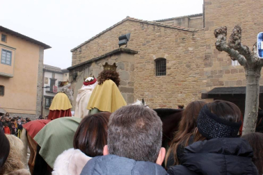 Sangüesa cumplió un año más con la tradición y celebró el Auto de los Reyes Magos la mañana del 6 de enero. Esta escenificación, declarada Fiesta de Interés Turístico de Navarra, relata la llegada real con una serie de versos escritos en el año 1900.