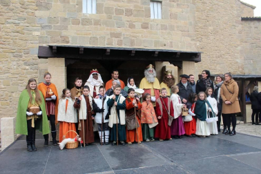 Sangüesa cumplió un año más con la tradición y celebró el Auto de los Reyes Magos la mañana del 6 de enero. Esta escenificación, declarada Fiesta de Interés Turístico de Navarra, relata la llegada real con una serie de versos escritos en el año 1900.