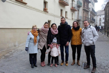 Sangüesa cumplió un año más con la tradición y celebró el Auto de los Reyes Magos la mañana del 6 de enero. Esta escenificación, declarada Fiesta de Interés Turístico de Navarra, relata la llegada real con una serie de versos escritos en el año 1900.