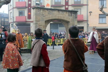Sangüesa cumplió un año más con la tradición y celebró el Auto de los Reyes Magos la mañana del 6 de enero. Esta escenificación, declarada Fiesta de Interés Turístico de Navarra, relata la llegada real con una serie de versos escritos en el año 1900.