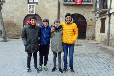 Sangüesa cumplió un año más con la tradición y celebró el Auto de los Reyes Magos la mañana del 6 de enero. Esta escenificación, declarada Fiesta de Interés Turístico de Navarra, relata la llegada real con una serie de versos escritos en el año 1900.
