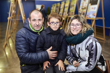 La Casa de Cultura de Villava acogió el 3 de enero un espectáculo de magia protagonizada por Marcos y Markos, dos “gemelos” que, desde el escenario, invitaron a jugar con la magia a los asistentes. Un espectáculo familiar que permitió a los pequeños descubrir la magia que llevan dentro.
