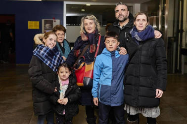 La Casa de Cultura de Villava acogió el 3 de enero un espectáculo de magia protagonizada por Marcos y Markos, dos “gemelos” que, desde el escenario, invitaron a jugar con la magia a los asistentes. Un espectáculo familiar que permitió a los pequeños descubrir la magia que llevan dentro.