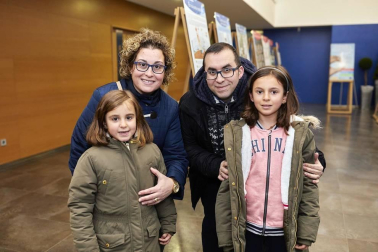 La Casa de Cultura de Villava acogió el 3 de enero un espectáculo de magia protagonizada por Marcos y Markos, dos “gemelos” que, desde el escenario, invitaron a jugar con la magia a los asistentes. Un espectáculo familiar que permitió a los pequeños descubrir la magia que llevan dentro.