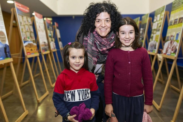 La Casa de Cultura de Villava acogió el 3 de enero un espectáculo de magia protagonizada por Marcos y Markos, dos “gemelos” que, desde el escenario, invitaron a jugar con la magia a los asistentes. Un espectáculo familiar que permitió a los pequeños descubrir la magia que llevan dentro.