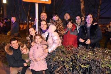 Los tudelanos disfrutaron la tarde noche del 5 de enero de la llegada hasta la capital ribera de Sus Majestades de Oriente. El desfile de las carrozas de los diferentes colectivos partió a las seis y  media de la tarde de la calle Río Madre para pasar por Raimundo Lanas, avda. Zaragoza, Gaztambide-Carrera y finalizar en la plaza de los Fueros.
