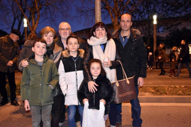 Los tudelanos disfrutaron la tarde noche del 5 de enero de la llegada hasta la capital ribera de Sus Majestades de Oriente. El desfile de las carrozas de los diferentes colectivos partió a las seis y  media de la tarde de la calle Río Madre para pasar por Raimundo Lanas, avda. Zaragoza, Gaztambide-Carrera y finalizar en la plaza de los Fueros.