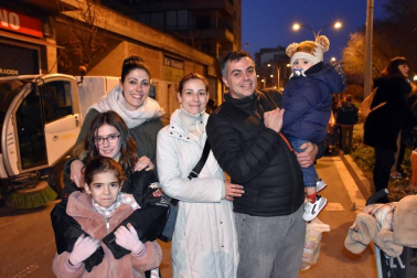 Los tudelanos disfrutaron la tarde noche del 5 de enero de la llegada hasta la capital ribera de Sus Majestades de Oriente. El desfile de las carrozas de los diferentes colectivos partió a las seis y  media de la tarde de la calle Río Madre para pasar por Raimundo Lanas, avda. Zaragoza, Gaztambide-Carrera y finalizar en la plaza de los Fueros.