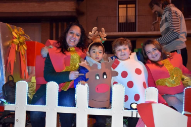 Los tudelanos disfrutaron la tarde noche del 5 de enero de la llegada hasta la capital ribera de Sus Majestades de Oriente. El desfile de las carrozas de los diferentes colectivos partió a las seis y  media de la tarde de la calle Río Madre para pasar por Raimundo Lanas, avda. Zaragoza, Gaztambide-Carrera y finalizar en la plaza de los Fueros.