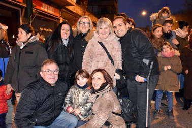 Los tudelanos disfrutaron la tarde noche del 5 de enero de la llegada hasta la capital ribera de Sus Majestades de Oriente. El desfile de las carrozas de los diferentes colectivos partió a las seis y  media de la tarde de la calle Río Madre para pasar por Raimundo Lanas, avda. Zaragoza, Gaztambide-Carrera y finalizar en la plaza de los Fueros.