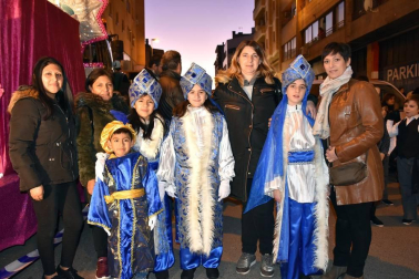 Los tudelanos disfrutaron la tarde noche del 5 de enero de la llegada hasta la capital ribera de Sus Majestades de Oriente. El desfile de las carrozas de los diferentes colectivos partió a las seis y  media de la tarde de la calle Río Madre para pasar por Raimundo Lanas, avda. Zaragoza, Gaztambide-Carrera y finalizar en la plaza de los Fueros.