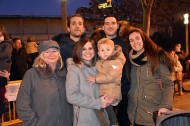 Los tudelanos disfrutaron la tarde noche del 5 de enero de la llegada hasta la capital ribera de Sus Majestades de Oriente. El desfile de las carrozas de los diferentes colectivos partió a las seis y  media de la tarde de la calle Río Madre para pasar por Raimundo Lanas, avda. Zaragoza, Gaztambide-Carrera y finalizar en la plaza de los Fueros.