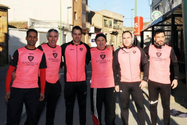 Las calles de Larraga se llenaron este fin de semana de deportistas en su XXXII Cross de Reyes. Una prueba que unió a todo un pueblo antes de servir los roscones en las mesas de los hogares. El buen tiempo y mejor humor formaron parte de este gran día para los ragueses.
