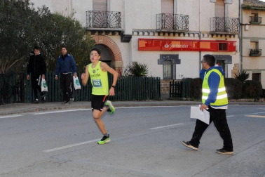 Las calles de Larraga se llenaron este fin de semana de deportistas en su XXXII Cross de Reyes. Una prueba que unió a todo un pueblo antes de servir los roscones en las mesas de los hogares. El buen tiempo y mejor humor formaron parte de este gran día para los ragueses.