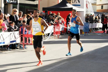 Las calles de Larraga se llenaron este fin de semana de deportistas en su XXXII Cross de Reyes. Una prueba que unió a todo un pueblo antes de servir los roscones en las mesas de los hogares. El buen tiempo y mejor humor formaron parte de este gran día para los ragueses.