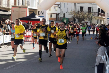 Las calles de Larraga se llenaron este fin de semana de deportistas en su XXXII Cross de Reyes. Una prueba que unió a todo un pueblo antes de servir los roscones en las mesas de los hogares. El buen tiempo y mejor humor formaron parte de este gran día para los ragueses.