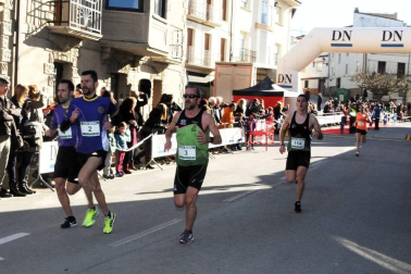 Las calles de Larraga se llenaron este fin de semana de deportistas en su XXXII Cross de Reyes. Una prueba que unió a todo un pueblo antes de servir los roscones en las mesas de los hogares. El buen tiempo y mejor humor formaron parte de este gran día para los ragueses.