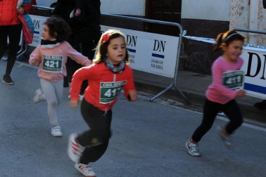 Las calles de Larraga se llenaron este fin de semana de deportistas en su XXXII Cross de Reyes. Una prueba que unió a todo un pueblo antes de servir los roscones en las mesas de los hogares. El buen tiempo y mejor humor formaron parte de este gran día para los ragueses.